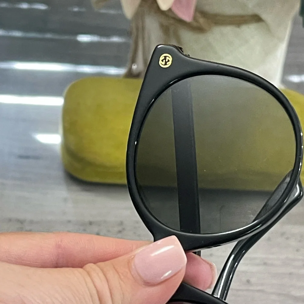 Gucci Elegant Black Sunglasses - Picture 11 of 16